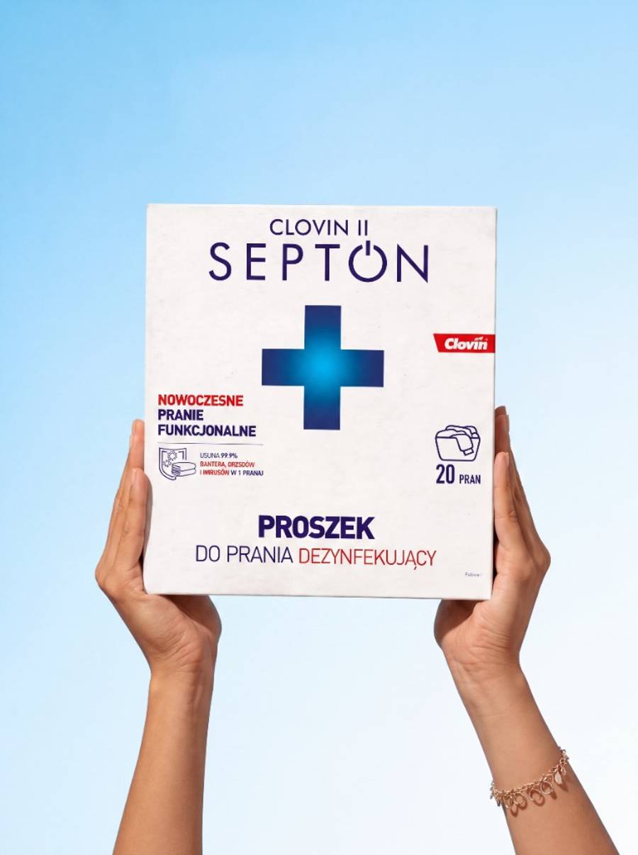 Septon proszek, karton w dłoniach na tle nieba